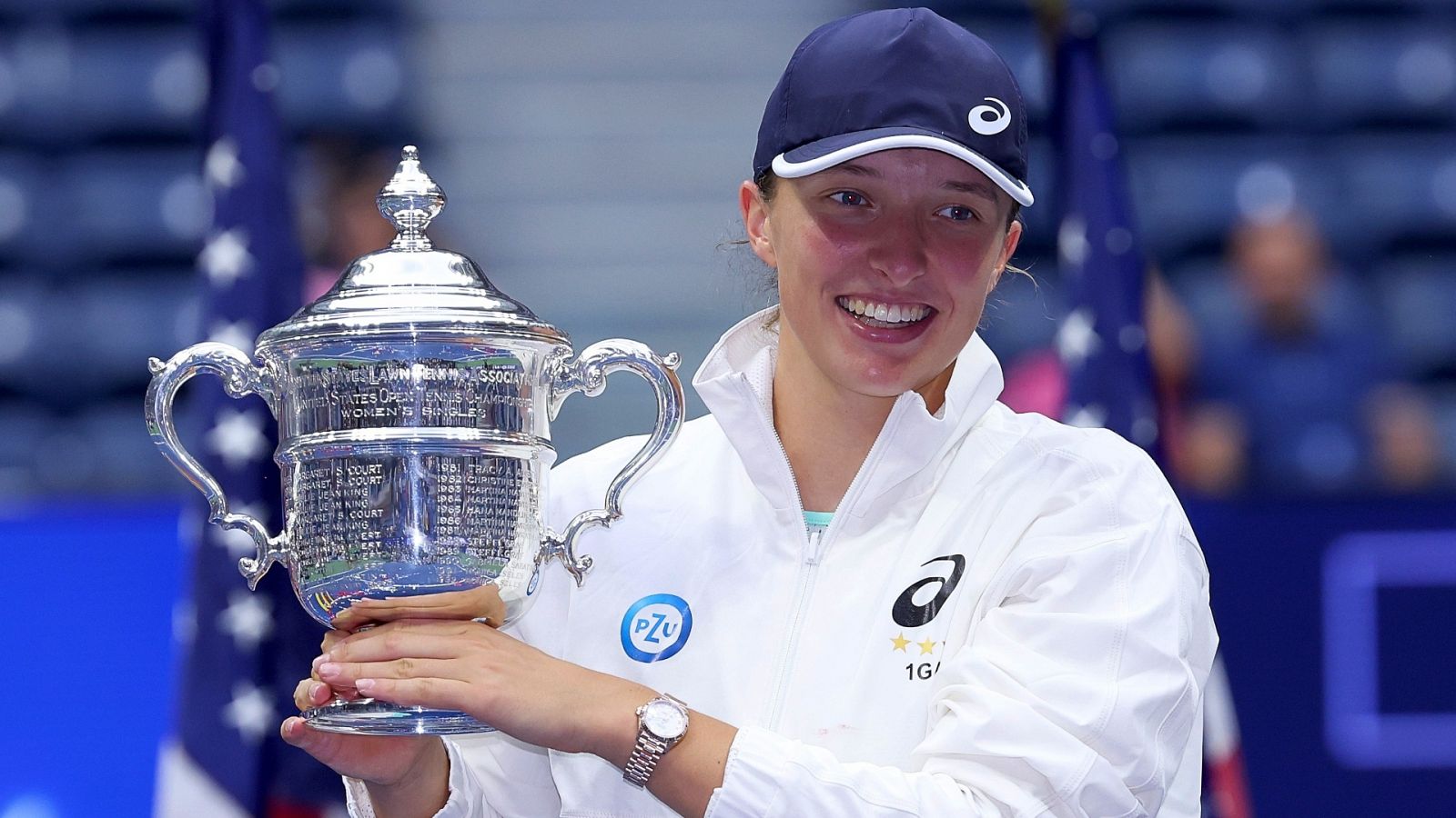 La tenista polaca Iga Swiatek alza el trofeo del US Open de 2022.