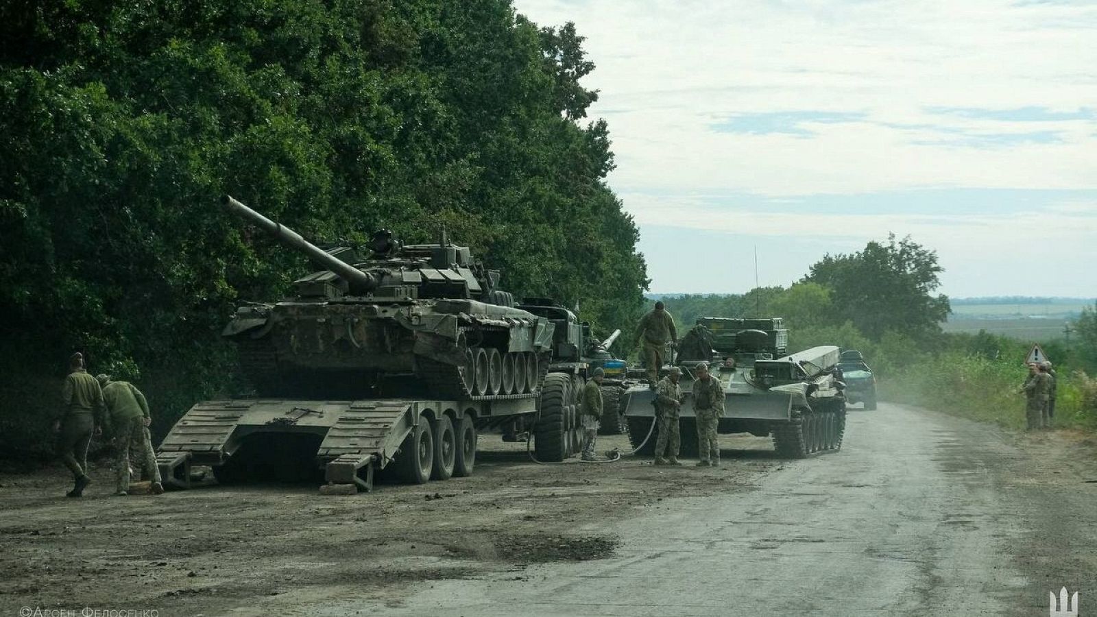 Soldados ucranianos junto a un tanque ruso capturado en Járkov