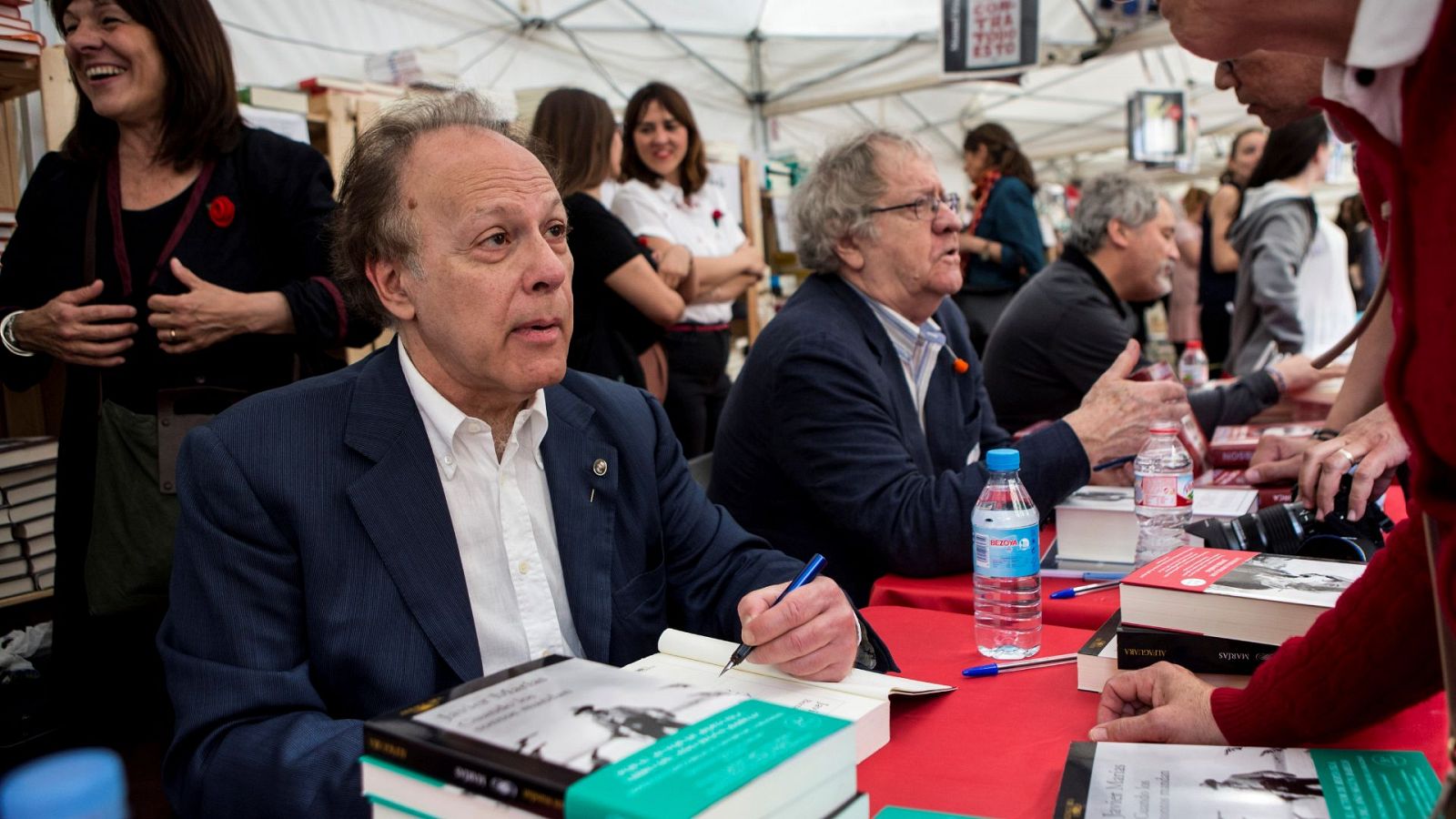 El escritor Javier Marias (i) firma ejemplares de su libro en Sant Jordi en 2018