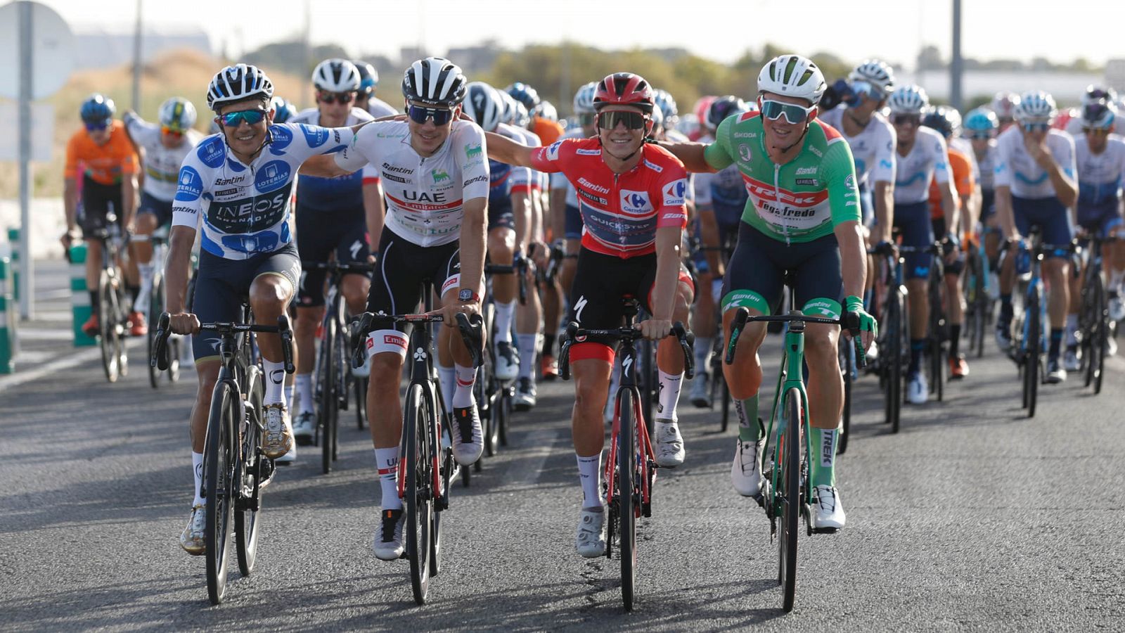 [Clasificación etapa 21 y general de la vuelta a ciclista a España 2022] Los portadores de los maillots de las clasificaciones de la Vuelta al inicio de la última etapa