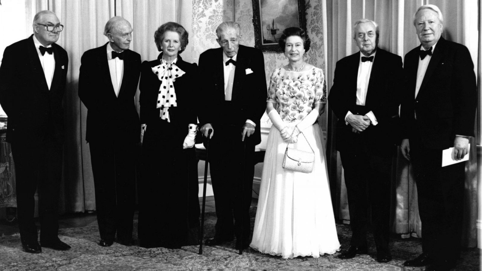 Isabel II, Margaret Thatcher, James Callaghan, Alec Douglas-Home, Harold Macmillan, Harold Wilson y Edward Heath.