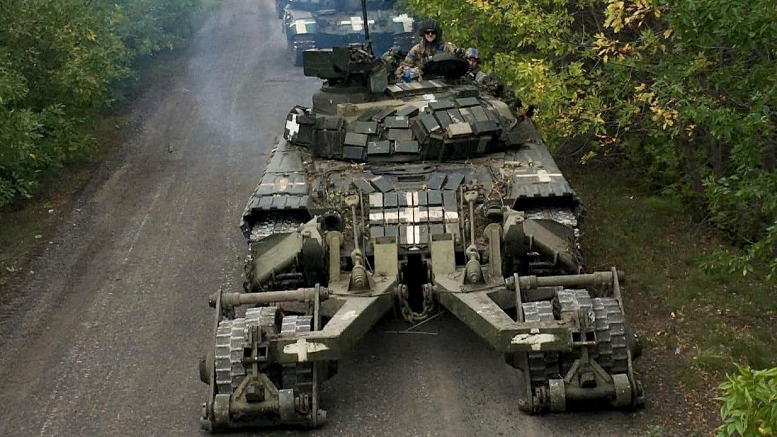 Una columna de tanques ucranianos que participa en la contraofensiva