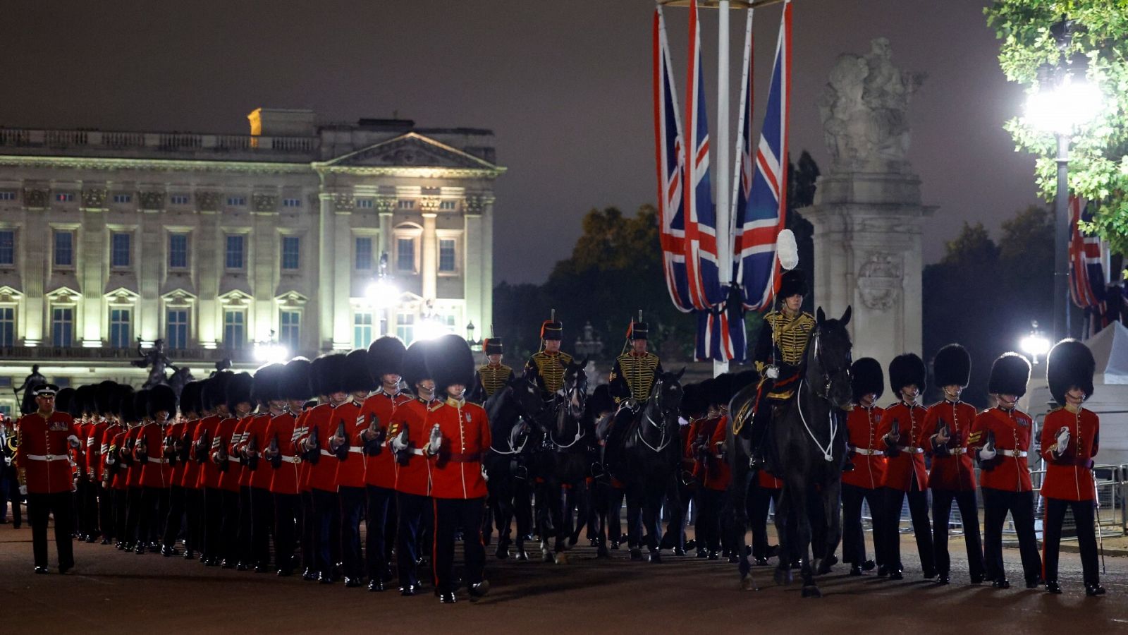 Un grupo de soldados ensaya el recorrido que hará el féretro real desde el palacio de Buckingham 