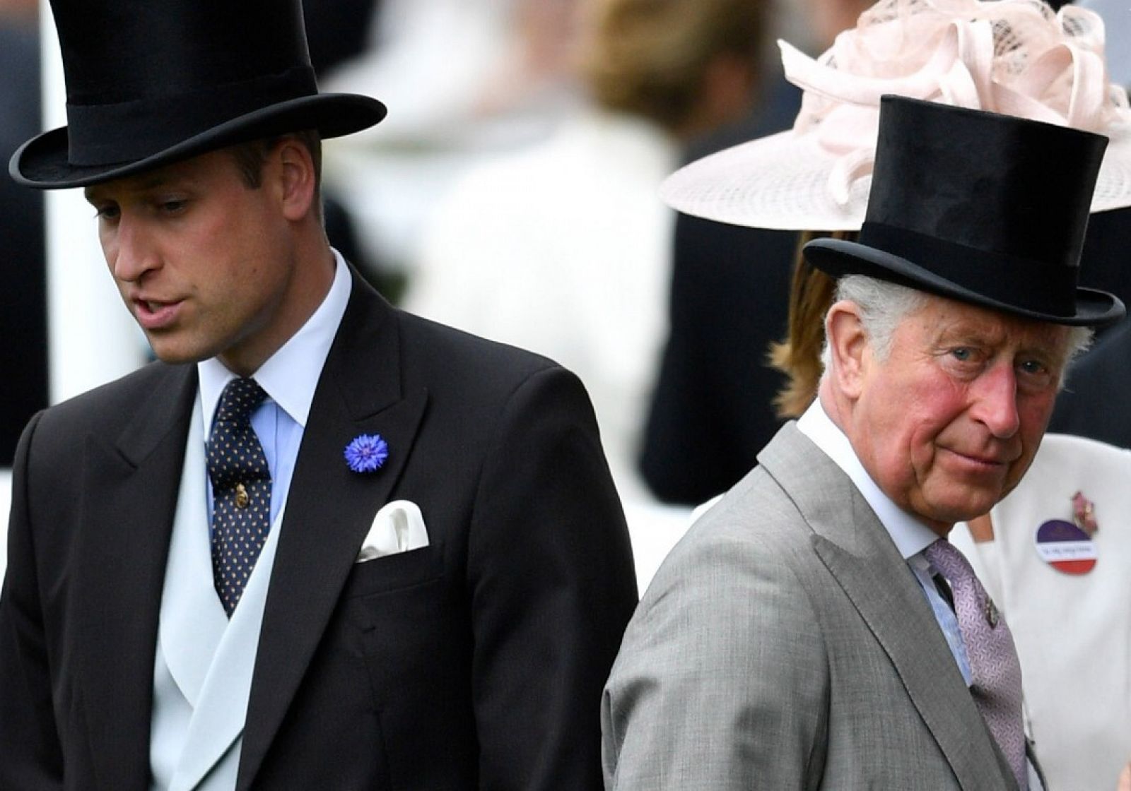 El príncipe Guillermo y su padre, el rey Carlos III, en Ascot, el 18 de junio de 2019