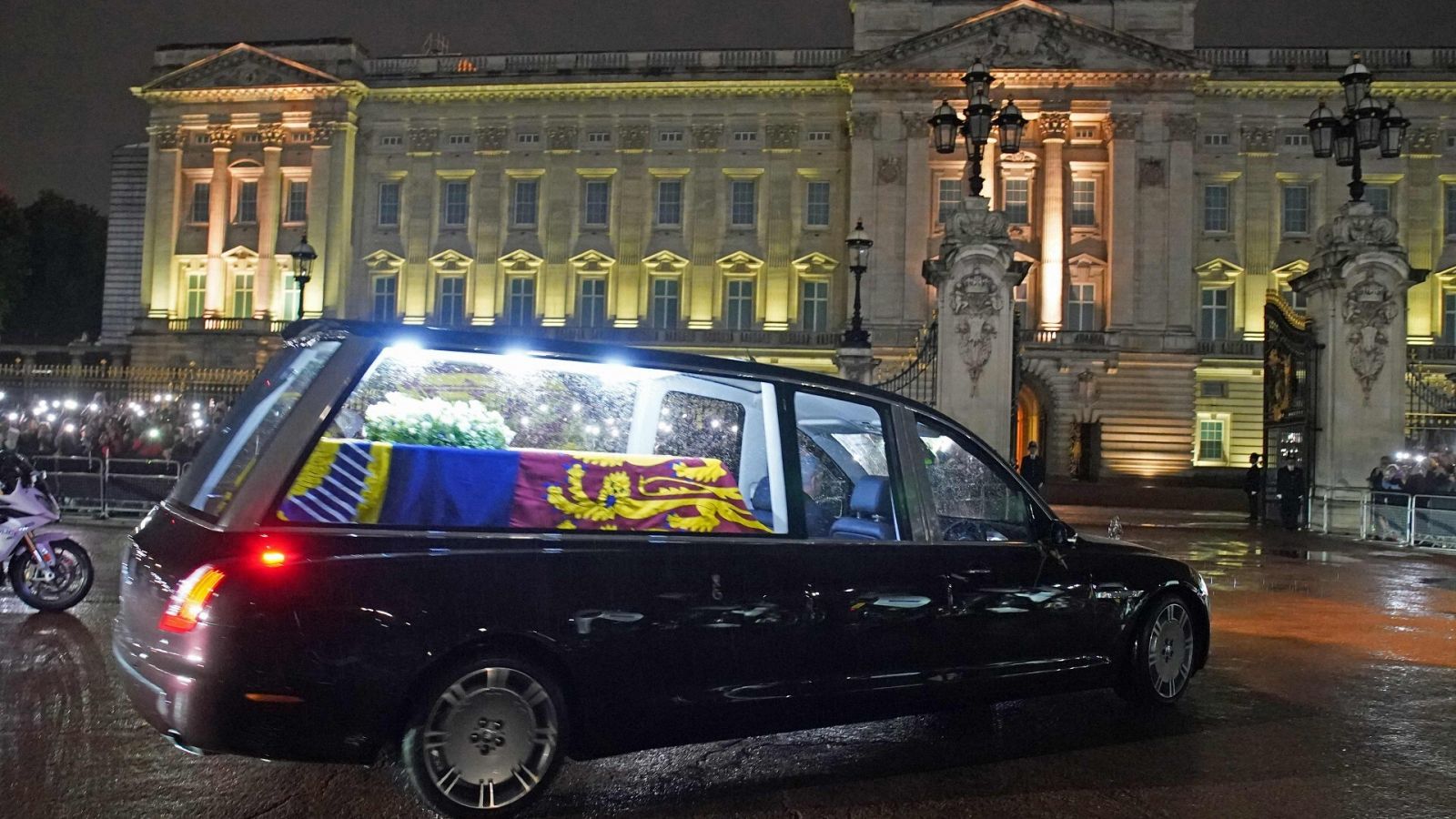 El féretro de la reina Isabel II llega en el coche fúnebre al Palacio de Buckingham en Londres