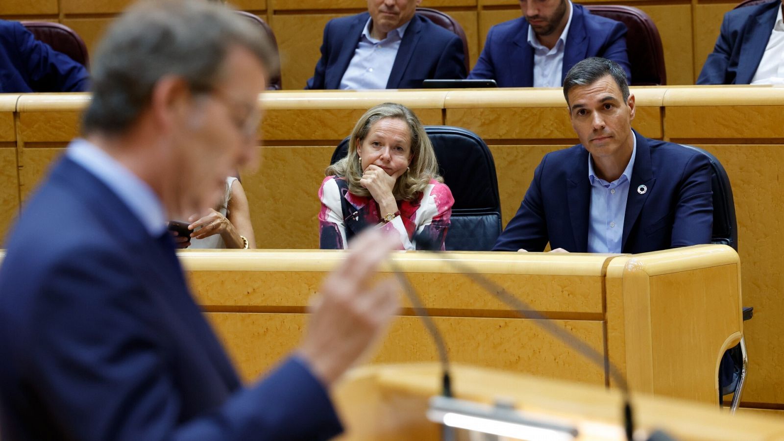 Pedro Sánchez y la vicepresidenta Nadia Calviño escuchan la intervención de Alberto Núñez Feijóó en el debate en el Senado