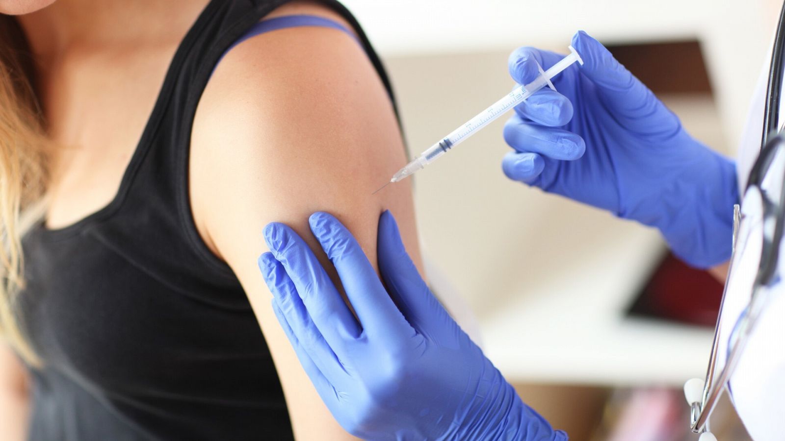 Una mujer se vacuna contra el coronavirus