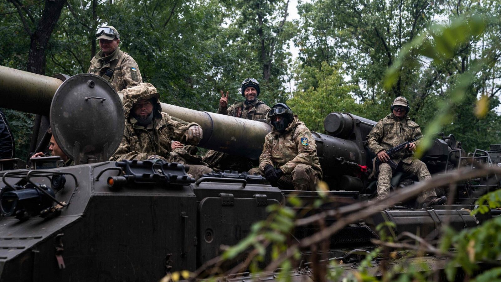 Soldados ucranianos encima de un tanque militar