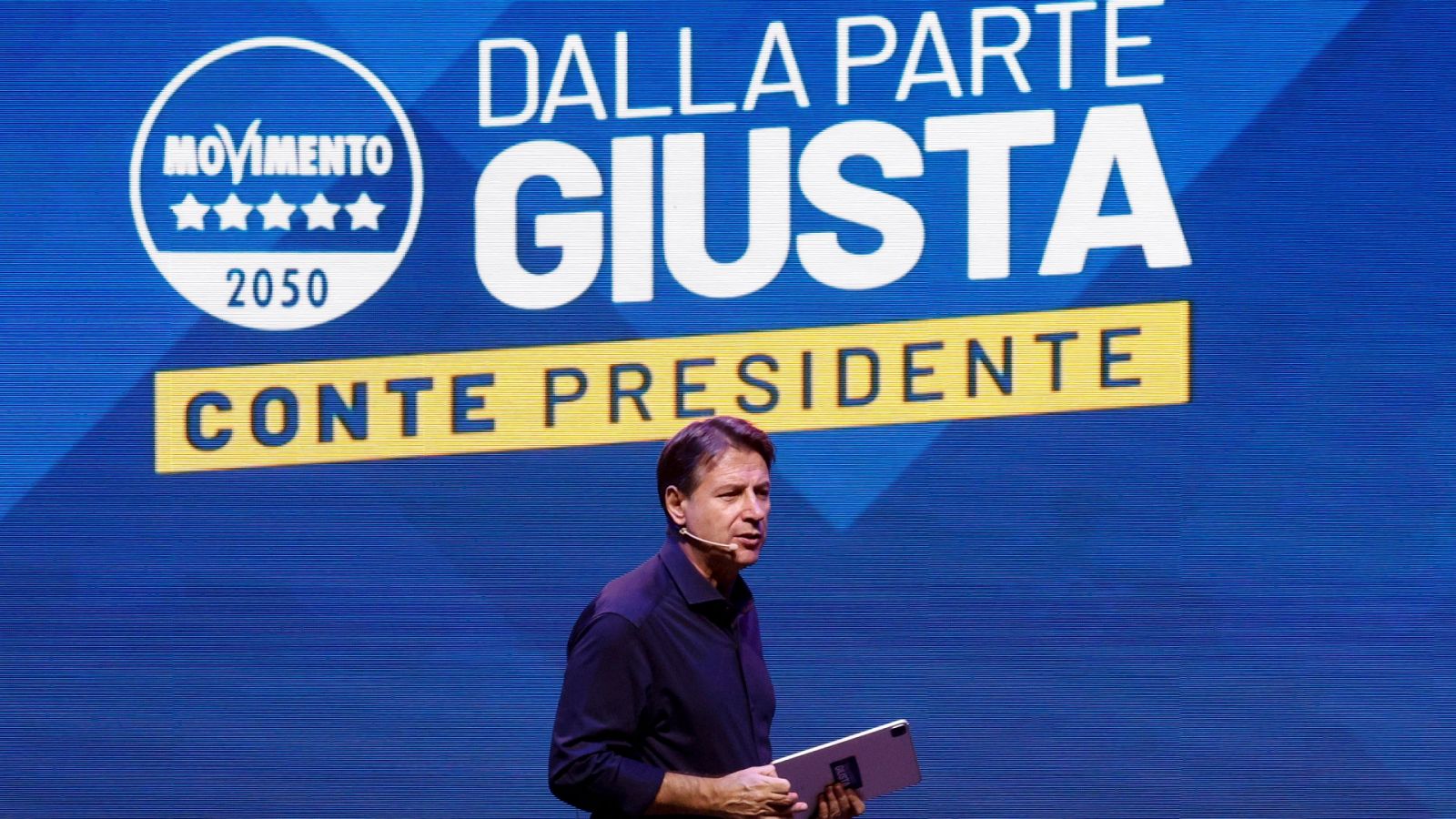 El líder y candidato del Movimiento 5 Estrellas, Giuseppe Conte, en un mitin para las elecciones en Italia. EFE/EPA/FABIO FRUSTACI