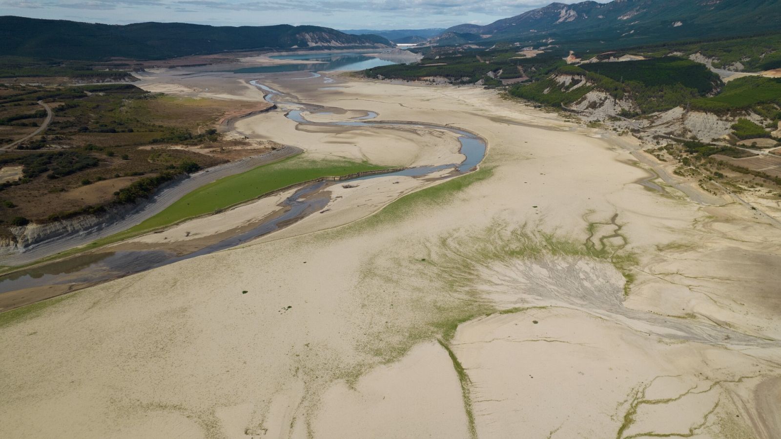Imagen tomada con un dron del pantano de Yesa, que marca la cota más baja de los últimos años