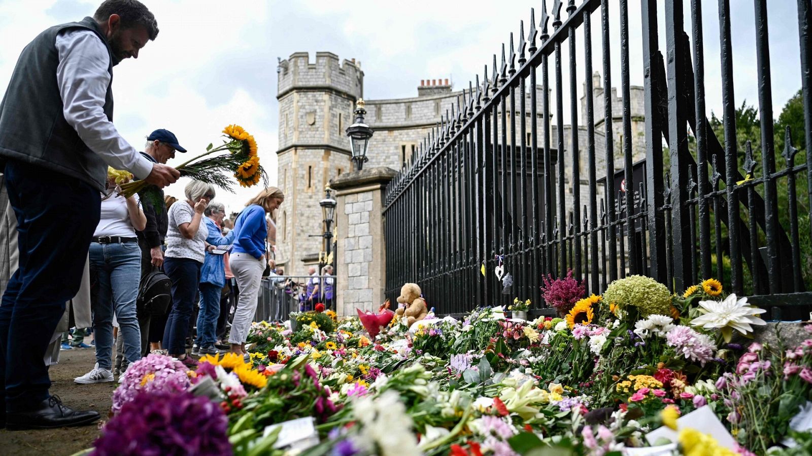 Tributos a Isabel II en el castillo de Windsor, donde será enterrada