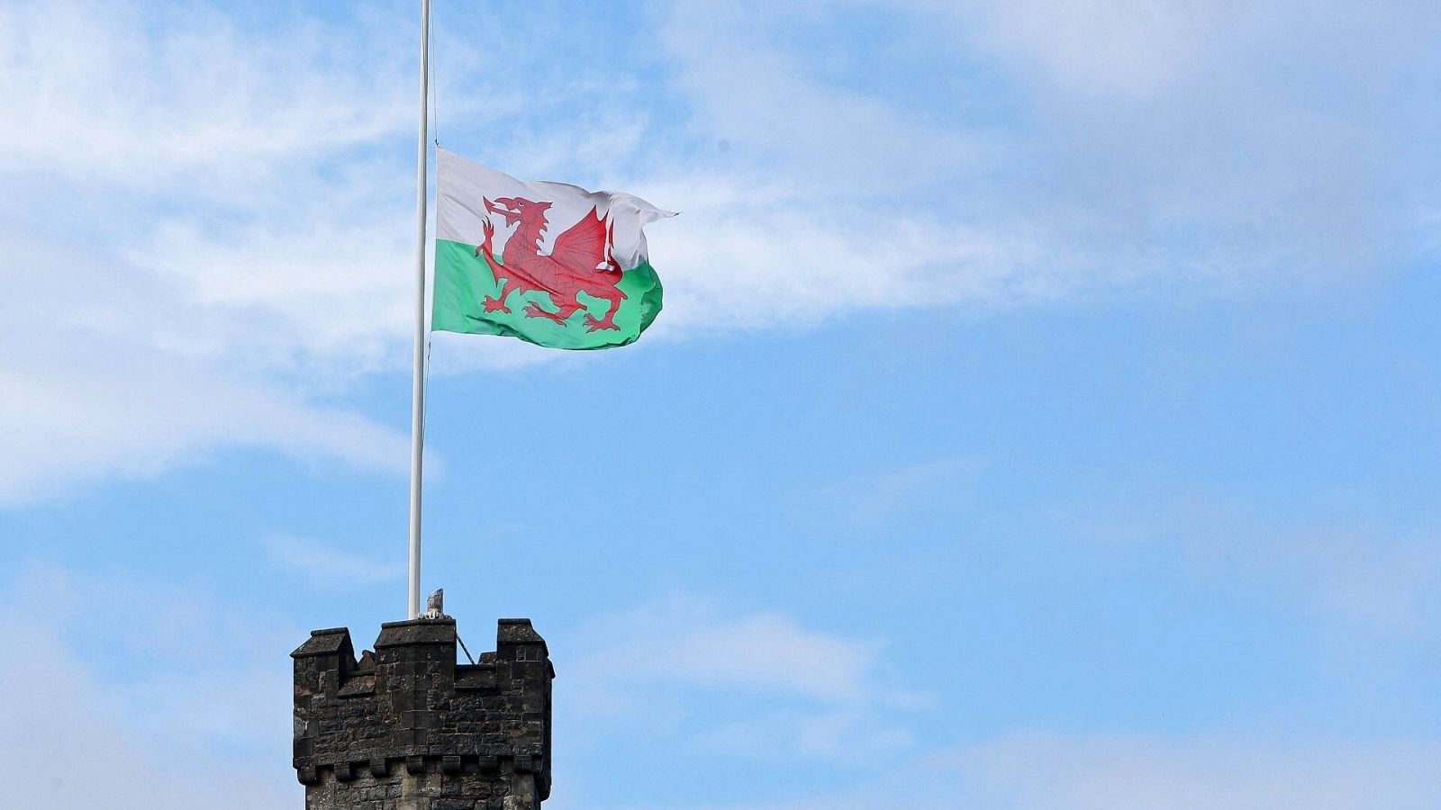 Bandera de Gales a media asta por la muerte de Isabel II, en Cardiff
