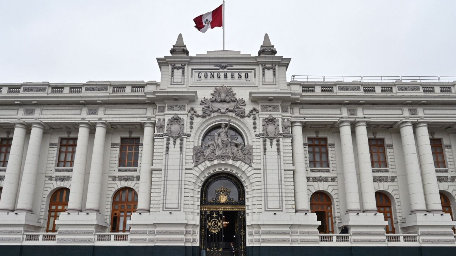Una imagen de la fachada del Congreso de Perú.