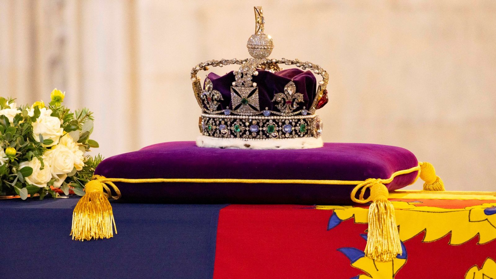 El ataúd de la reina Isabel II adornado con la Corona Imperial en Westminster Hall, Londres