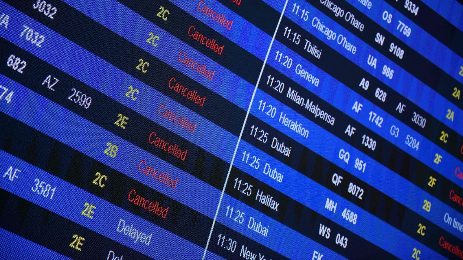 Una pantalla muestra varios vuelos cancelados en el aeropuerto de Roissy-Charles de Gaulle, en París