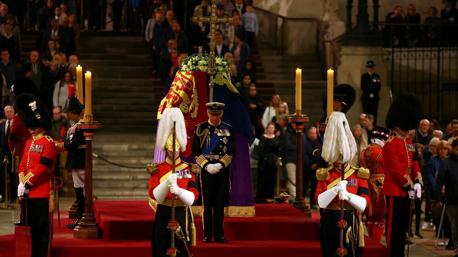 Carlos III vela el féretro de Isabel II en la capilla ardiente instalada en el palacio de Westminster