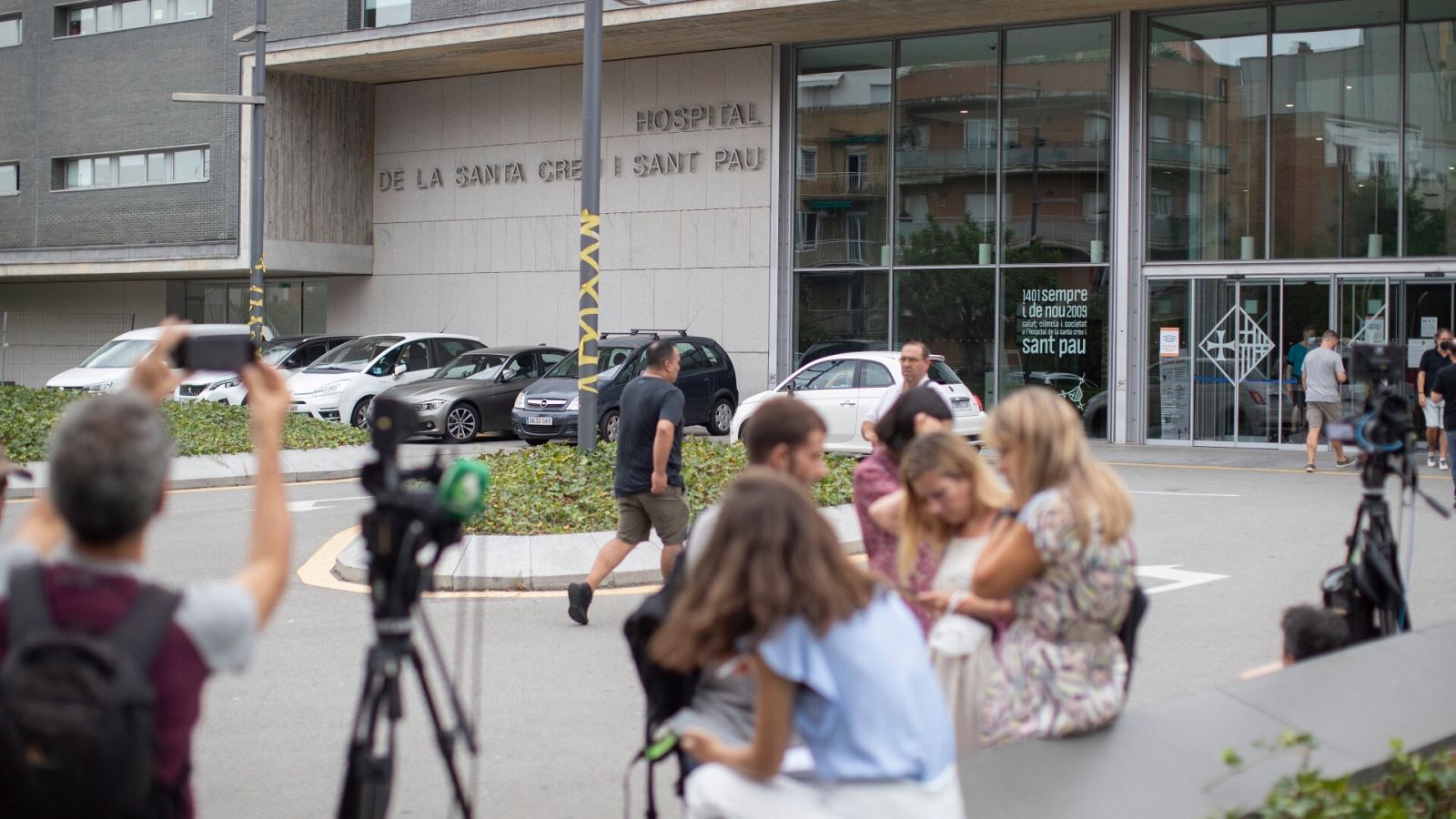 Un grupo de periodistas monta guardia ante el Hospital de Sant Pau de Barcelona