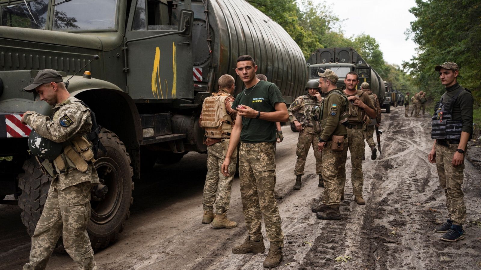 Un convoy de soldados ucranianos en una carretera en Járkov