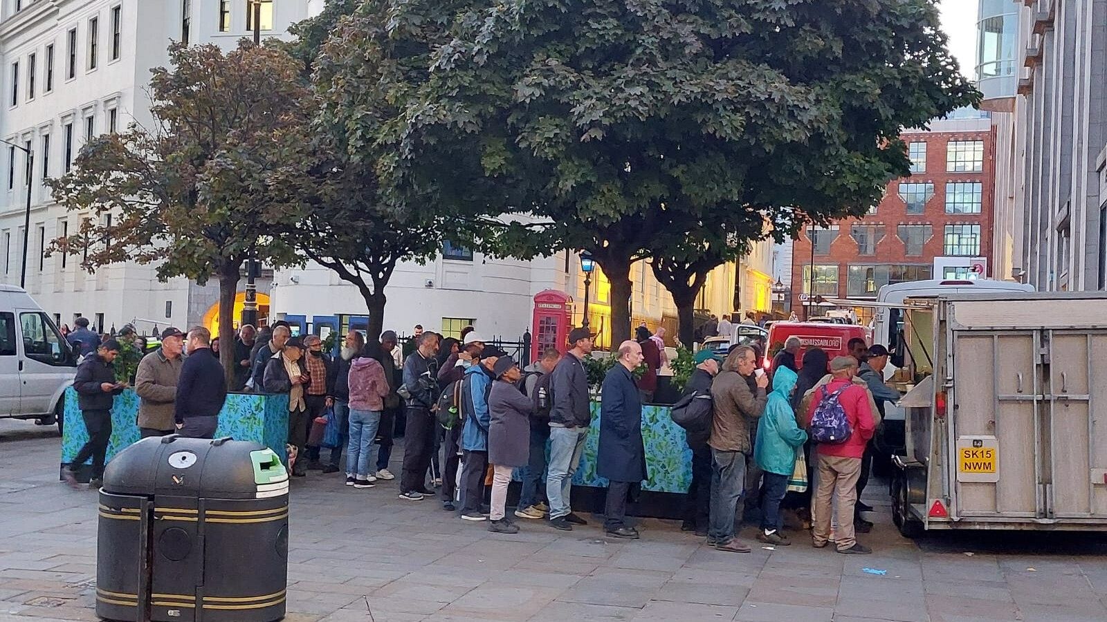 Decenas de personas esperan a recibir comida y bebida de una ONG en Londres