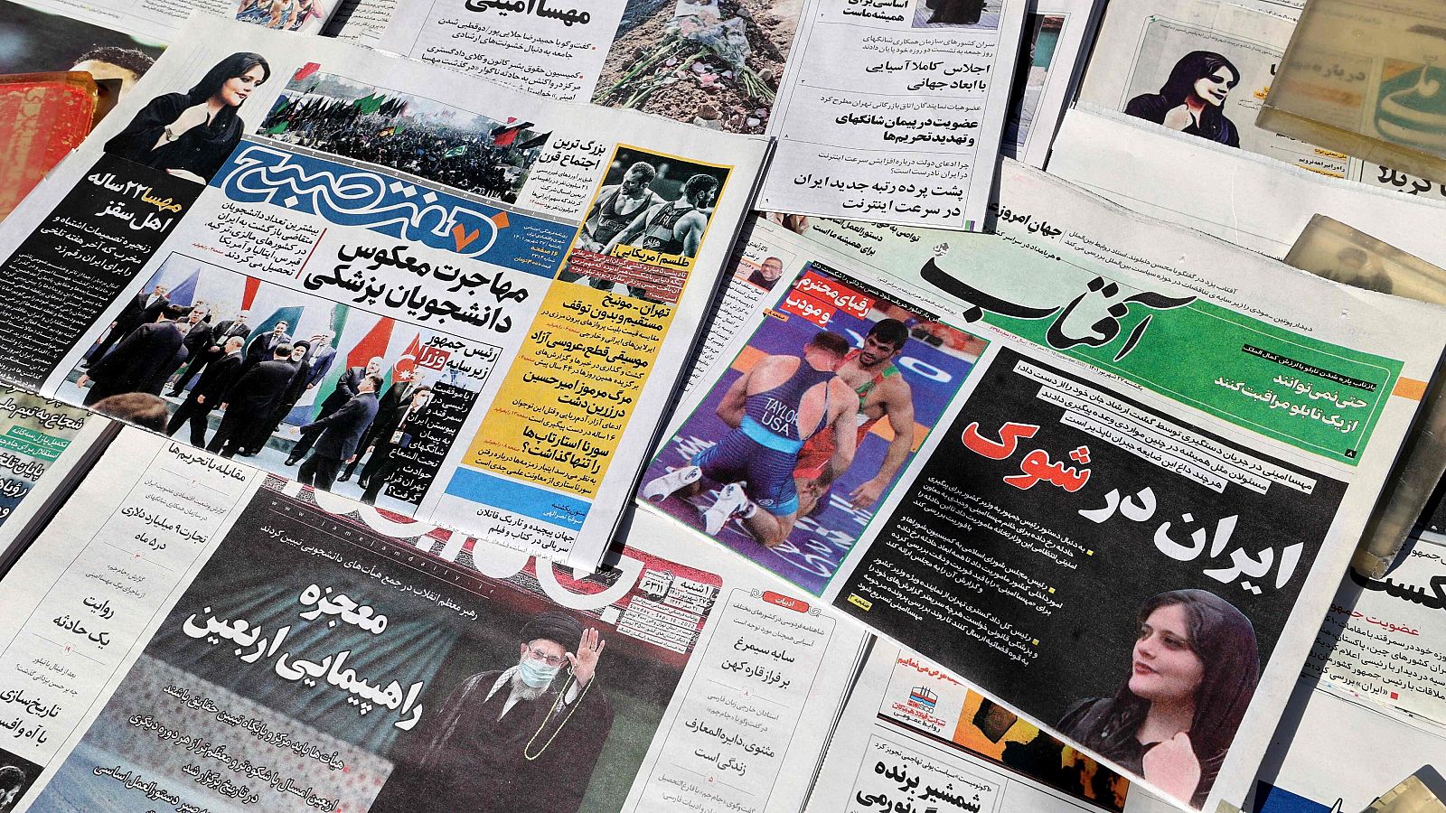 Diferentes periódicos iraníes se hacen eco de la muerte de Mahsa Amini.