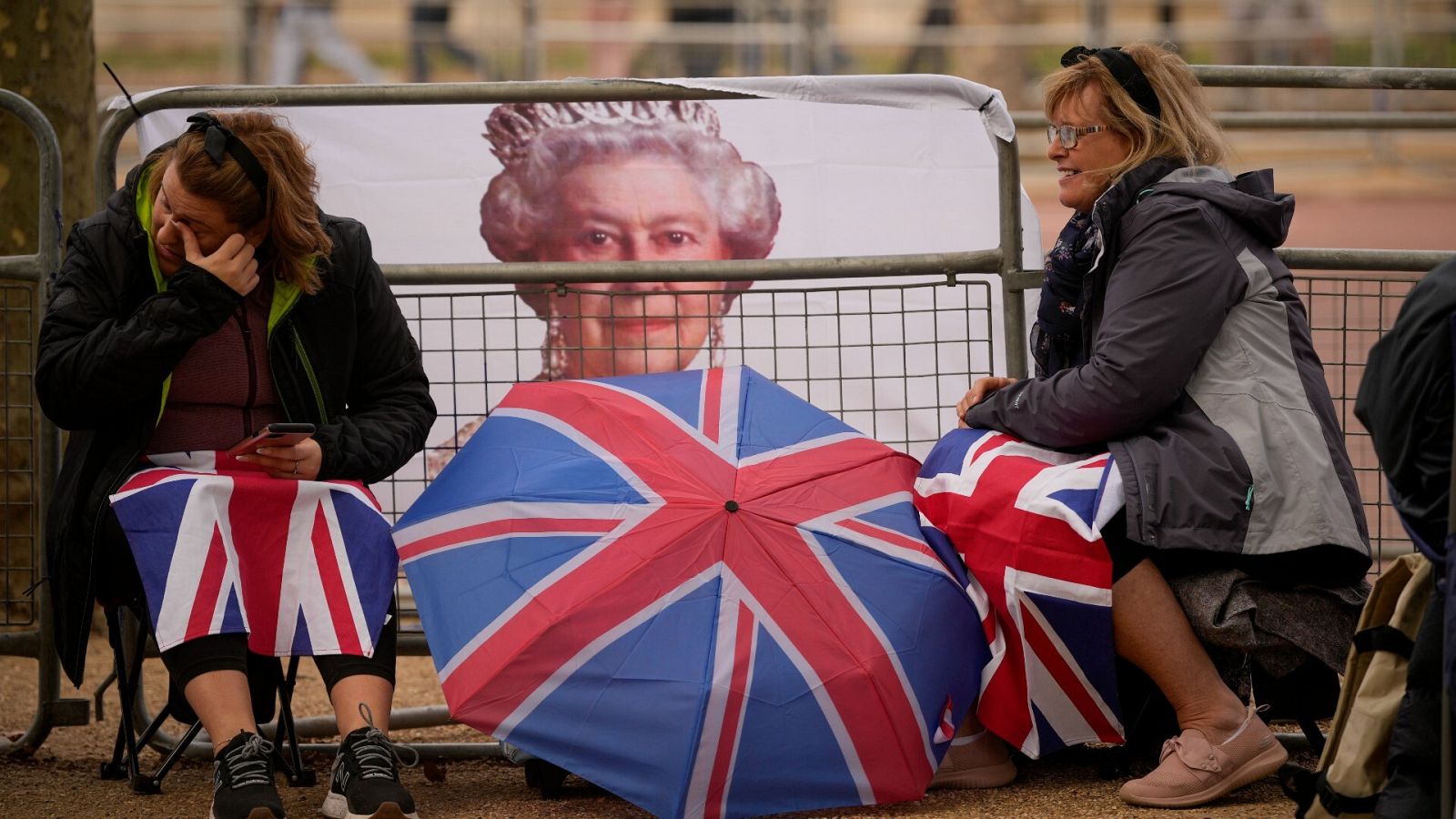 Charlotte y Shirley acampan en el Palacio de Buckingham para el funeral de Isabel II