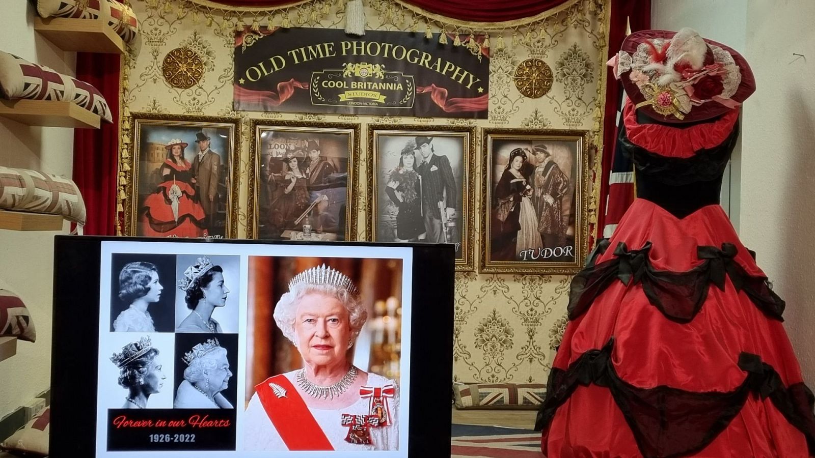 Tienda con imágenes de la reina Isabel II