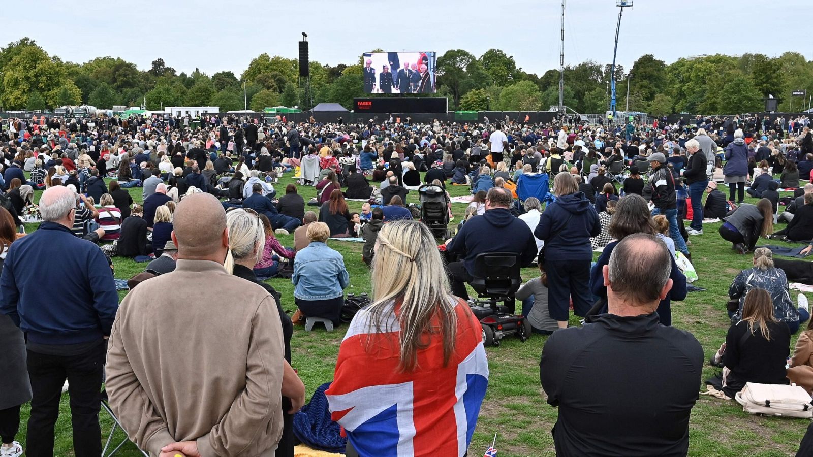 Asistentes observan el funeral de la reina Isabel II en una pantalla gigante en Hyde Park, Londres, el 19 de septiembre de 2022. Foto: JUSTIN TALLIS / AFP