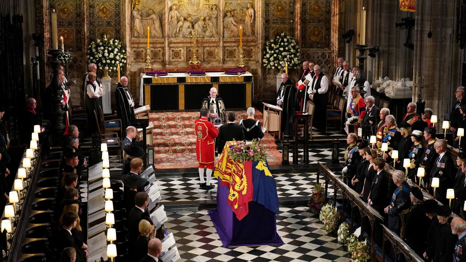 La Corona Imperial de Estado es retirada del féretro de la Reina Isabel II durante el Servicio de Entierro en el Castillo de Windsor