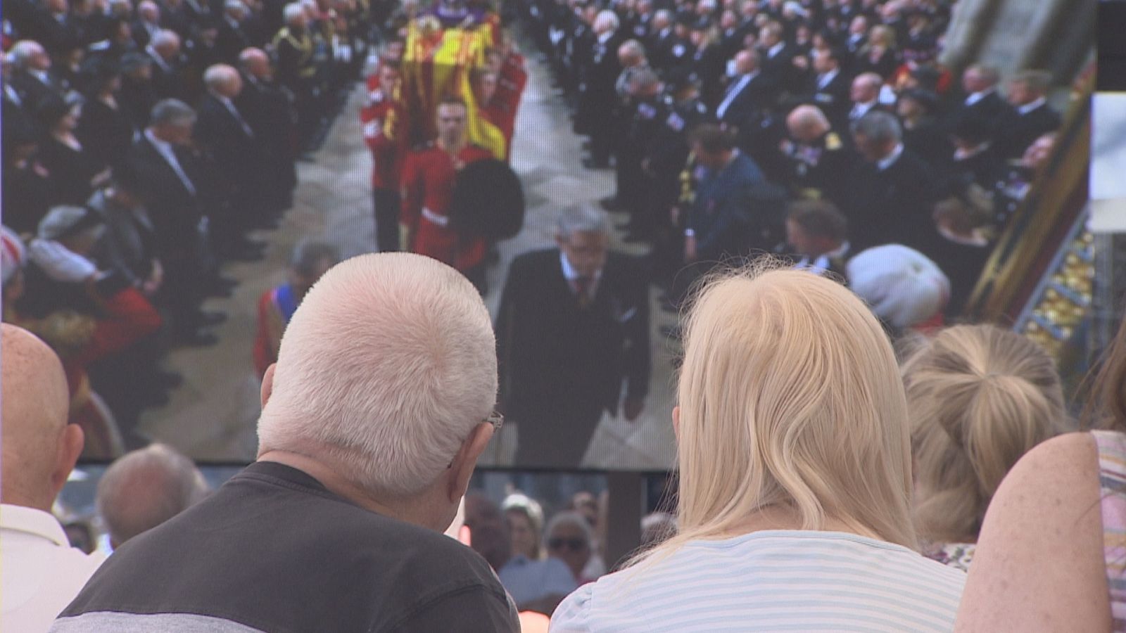 Britànics seguint el funeral de la monarca des de Mallorca