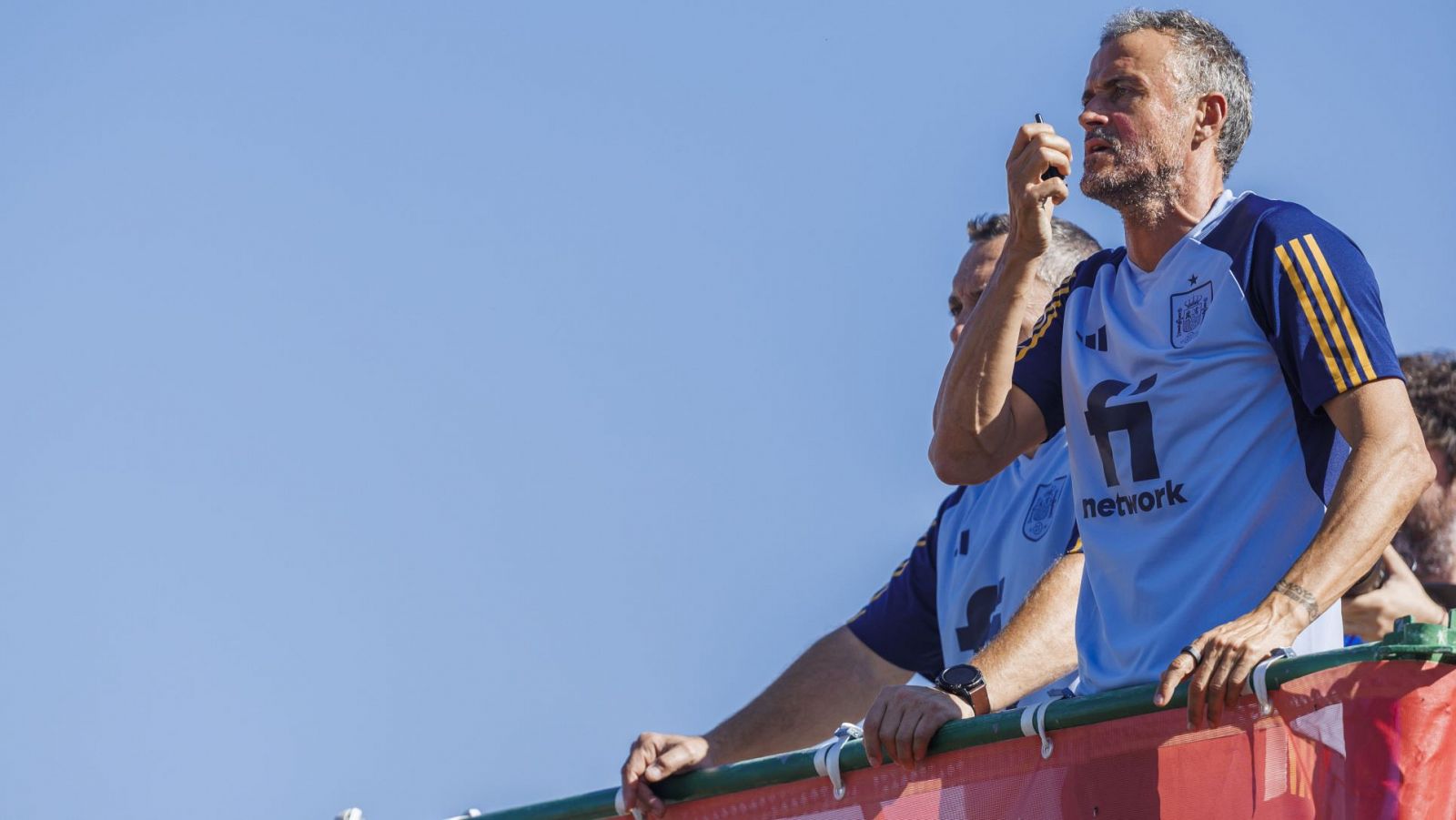 Luis Enrique da órdenes por un walkie talkie en el entrenamiento de la selección.