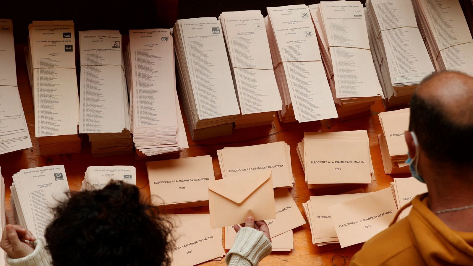 Una mesa llena de papeletas electorales