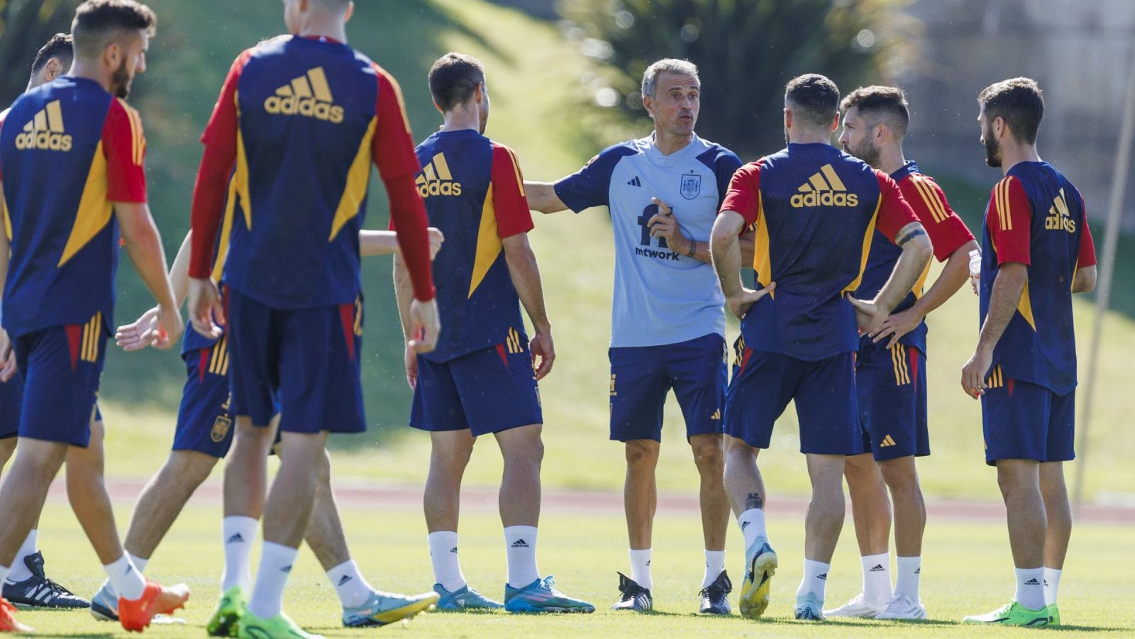 Luis Enrique dirige un entrenamiento de la selección española.