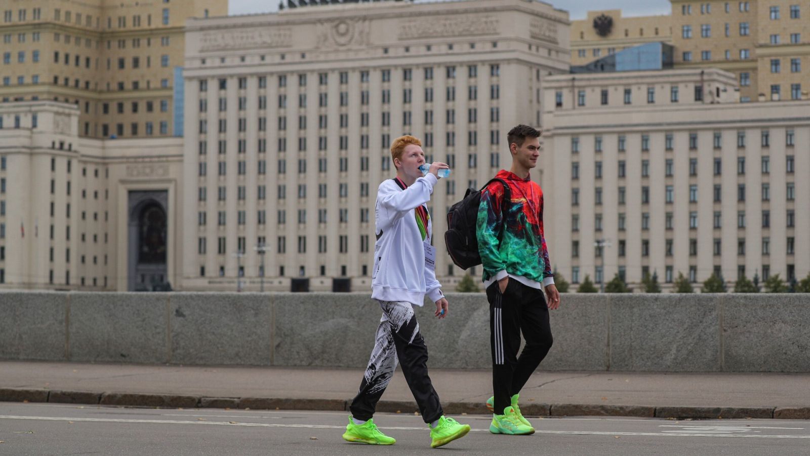 Dos jóvenes en Moscú el día que Putin firmaba el decreto para la movilización parcial
