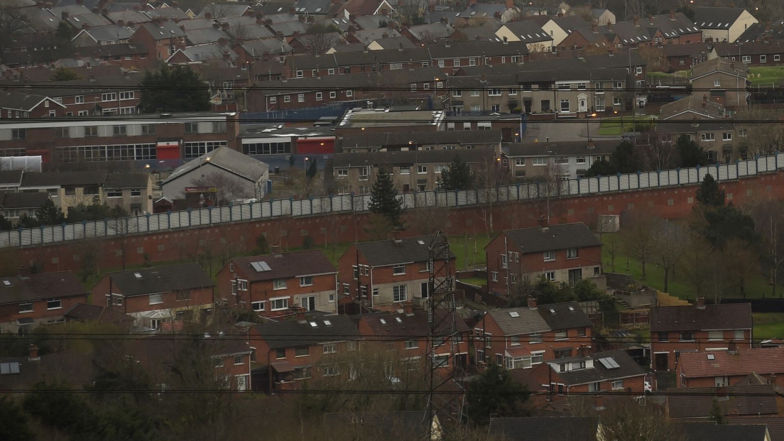Un muro separa las comunidades protestantes y católicas en Belfast, Irlanda del Norte