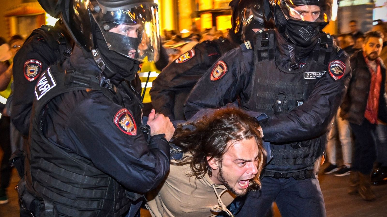 Un manifestante en contra de la movilización es detenido por la policía rusa