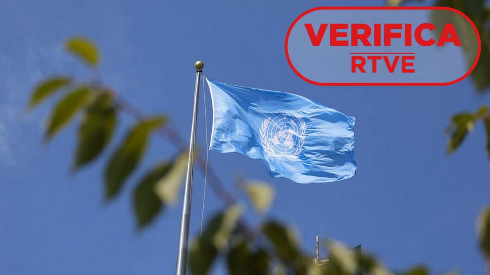 Asamblea General de la ONU: falsedades y manipulaciones sobre la organización multilateral. Una bandera azul con el logo de la ONU. Sello VerificaRTVE.