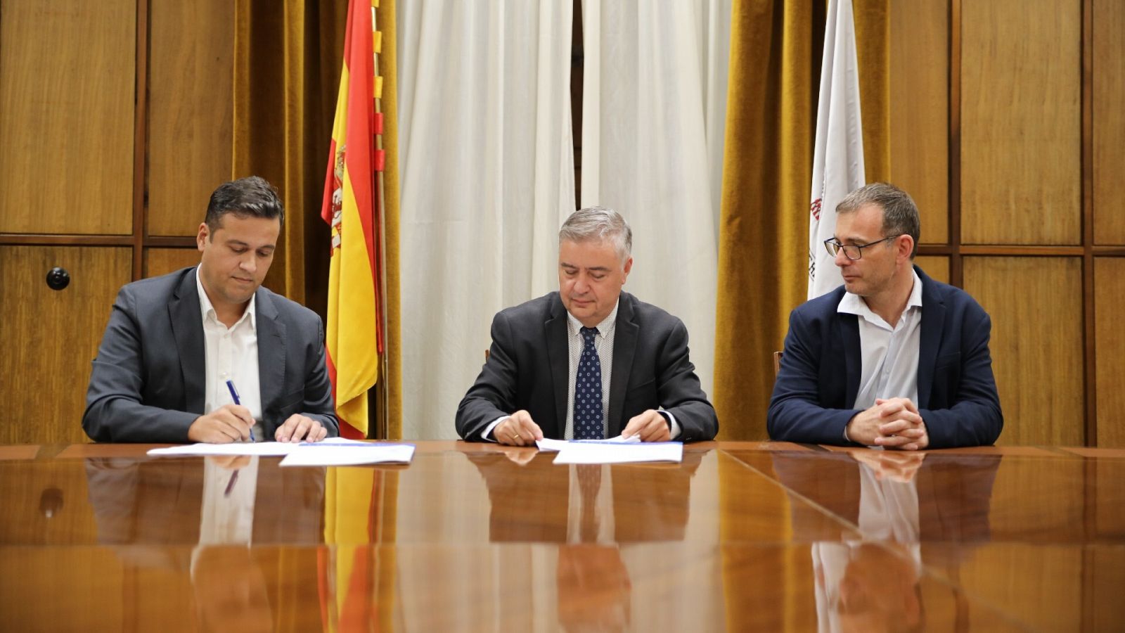 El momento de la firma del acuerdo entre la Universidad de Alcalá y ECC Ediciones