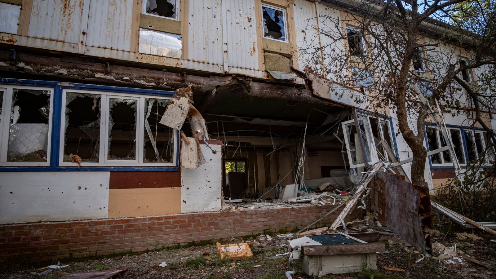 Un edificio dañado por los bombardeos rusos en la localidad de Martove, en la región de Járkov