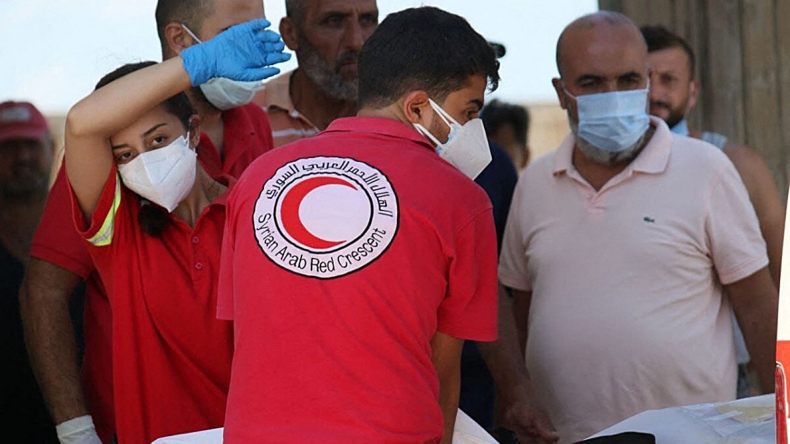 La Cruz Roja de Siria atiende a uno de los supervivientes del naufragio en Tartús