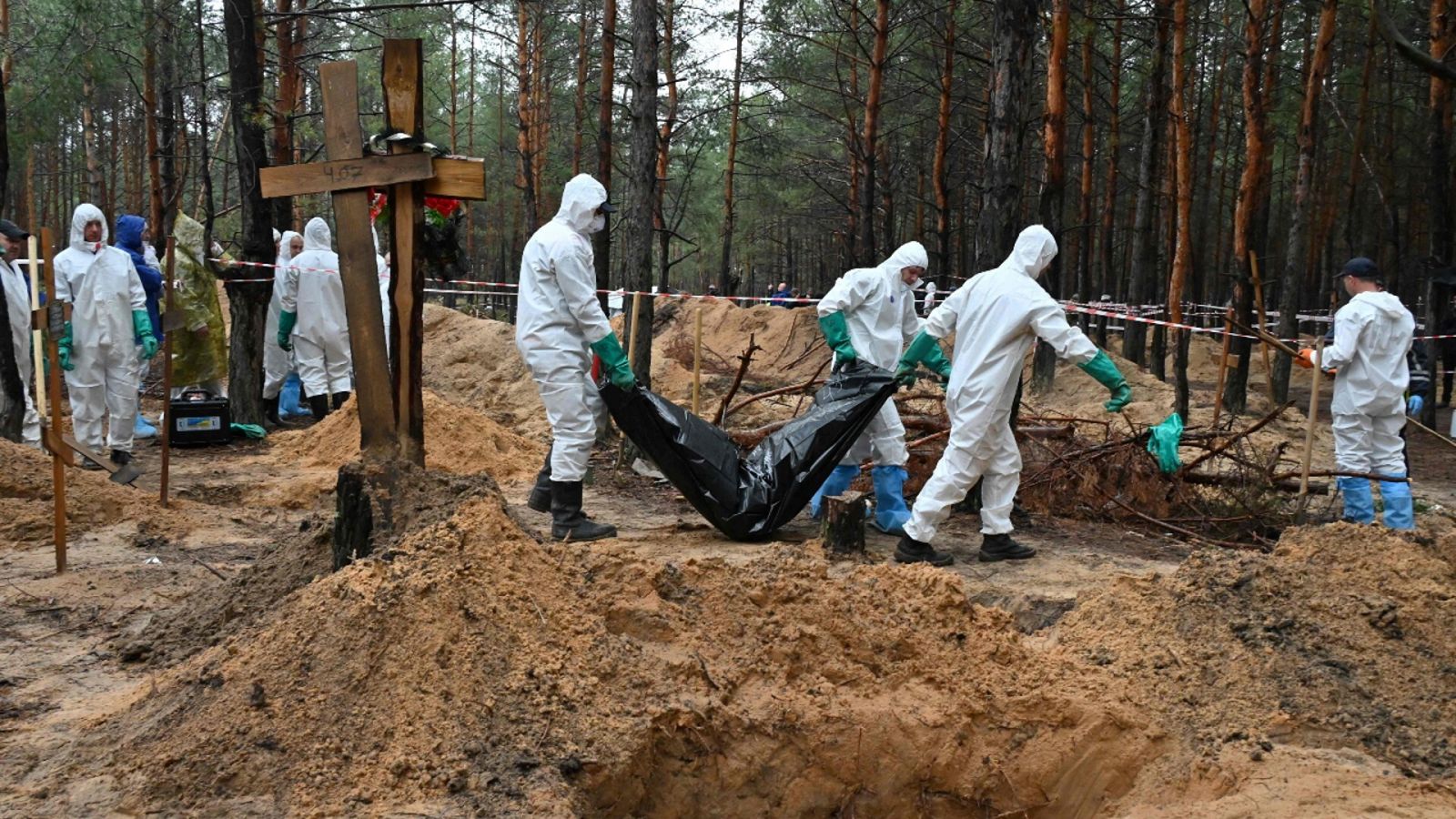 Forenses trabajando en las labores de exhumación de una fosa común hallada en la localidad de Izium, Ucrania.