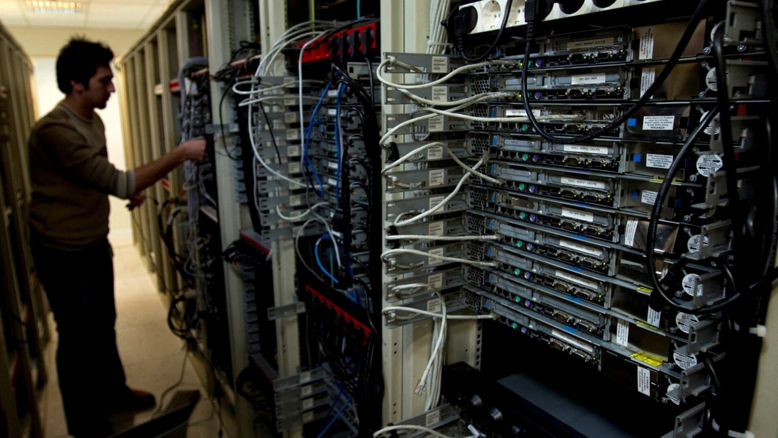 Imagen de archivo de un informático revisando el equipo en un proveedor de servicios de Internet en Teherán, Irán.