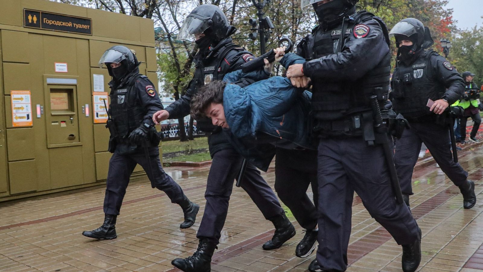 La policía rusa detiene a un manifestante por protestar en contra de la movilización parcial de Putin en la guerra de Ucrania