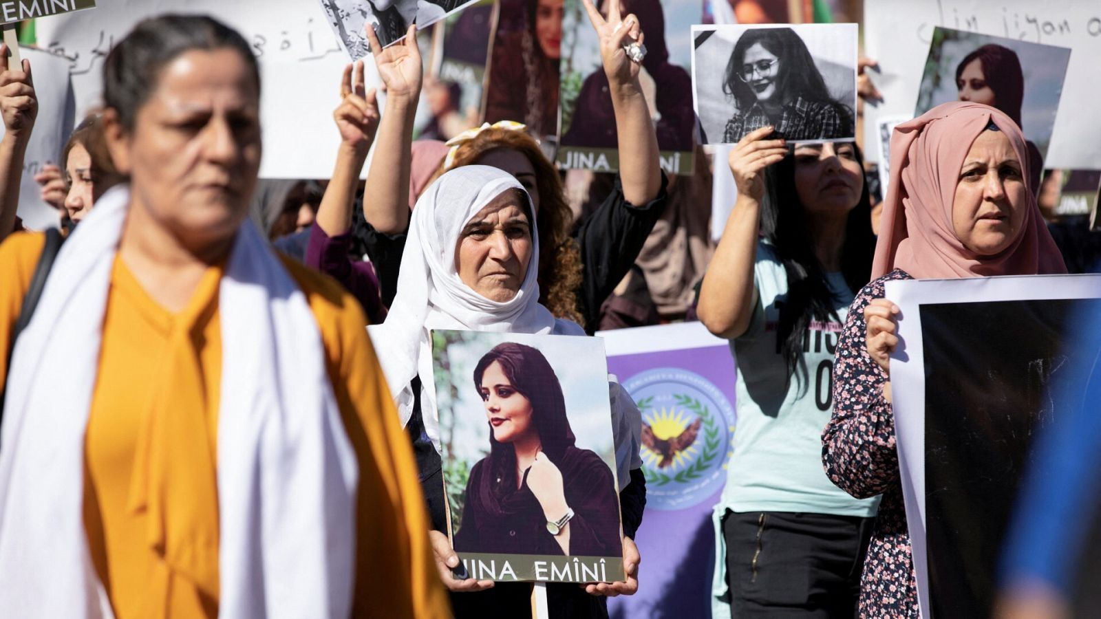 Un grupo de mujeres se manifesta por la muerte de Masha Amini en Qamishli, al noreste de Siria