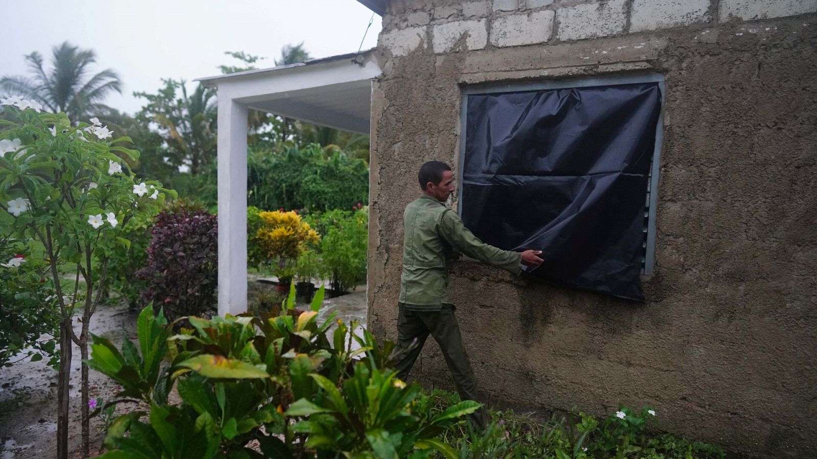 Un hombre prepara su casa en Coloma, Cuba, ante la llegada del huracán Ian