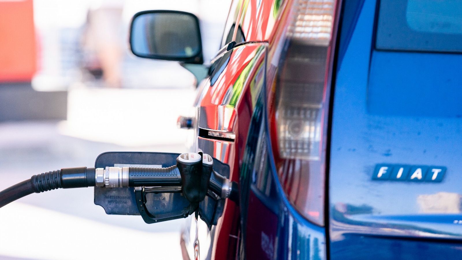El precio de la gasolina y el diésel sigue cayendo y se aleja de valores históricos del verano