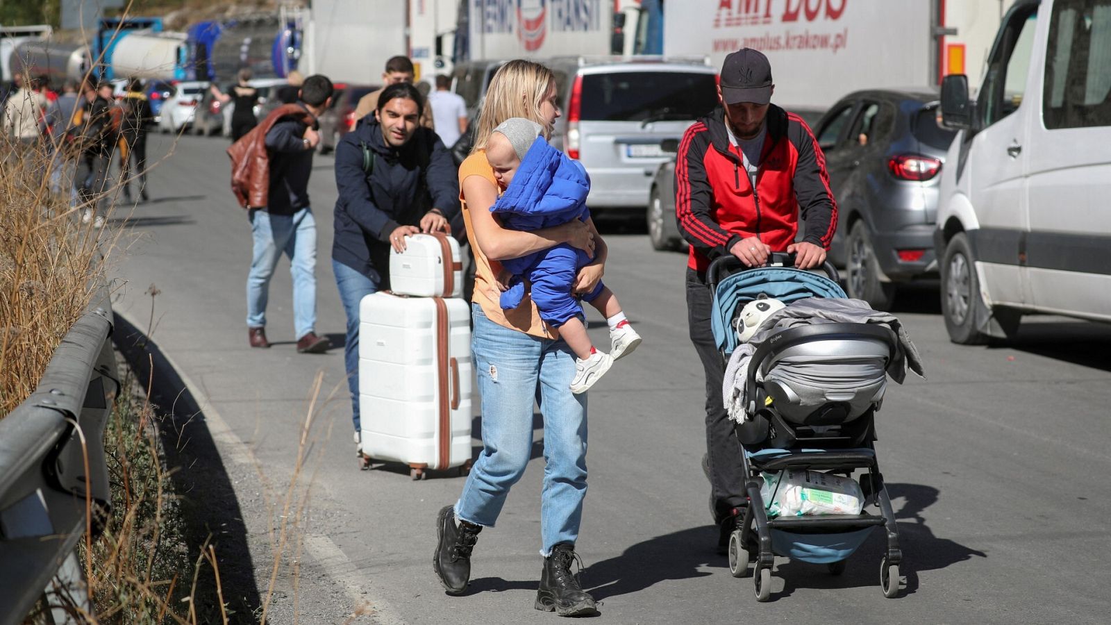 Ciudadanos rusos cruzan la frontera de su país para huir del reclutamiento