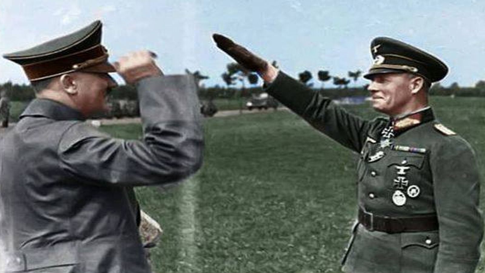 Erwin Rommel saluda a Adolf Hitler durante el tiempo en que se llevaban bien. El mariscal de campo descubrió pronto lo que llamó 'locura' en el Führer
