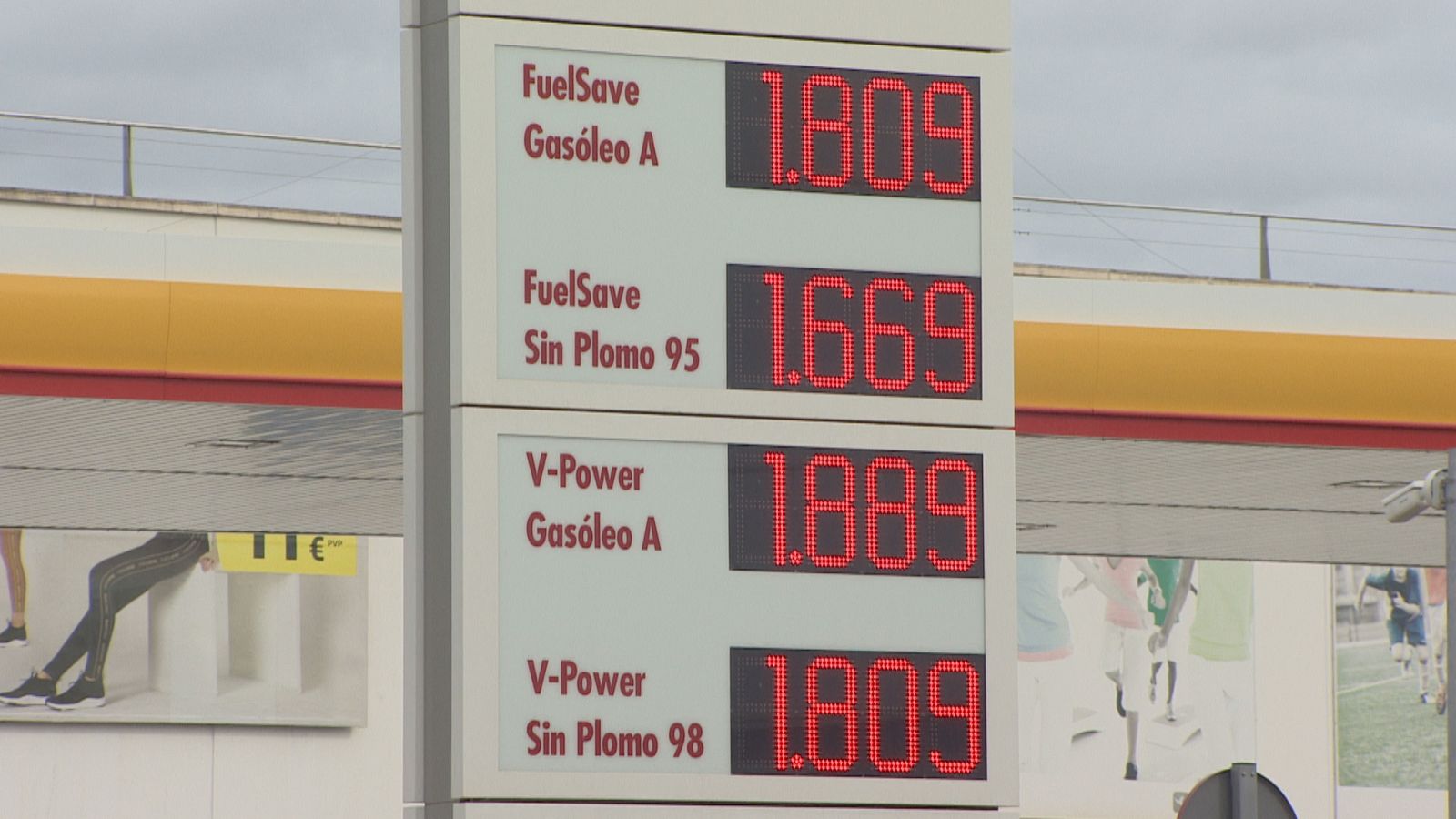 Panell amb els preus d'una benzinera a Palma