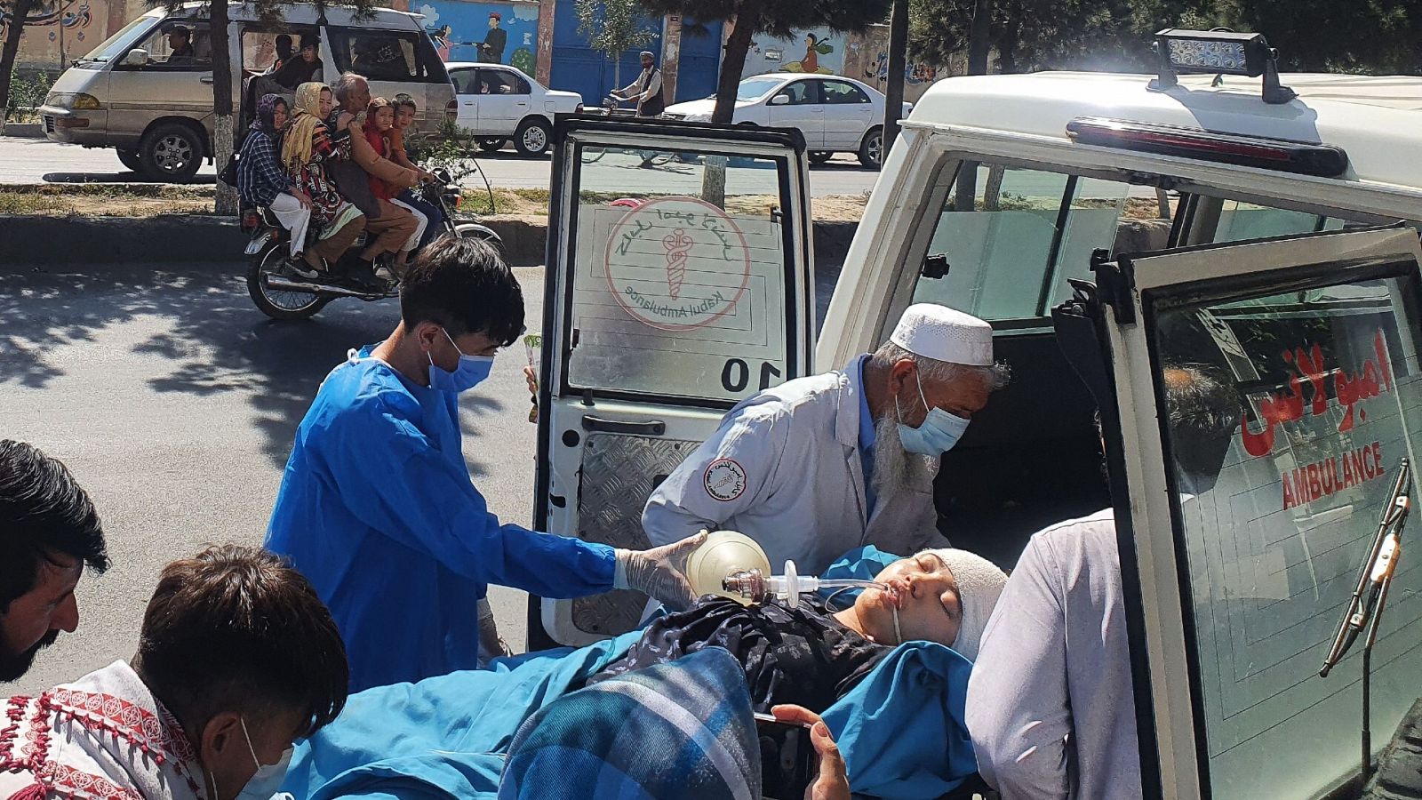 Personal médico lleva al hospital a una niña herida en explosión en un centro de aprendizaje en el área de Dasht-e-Barchi en Kabul