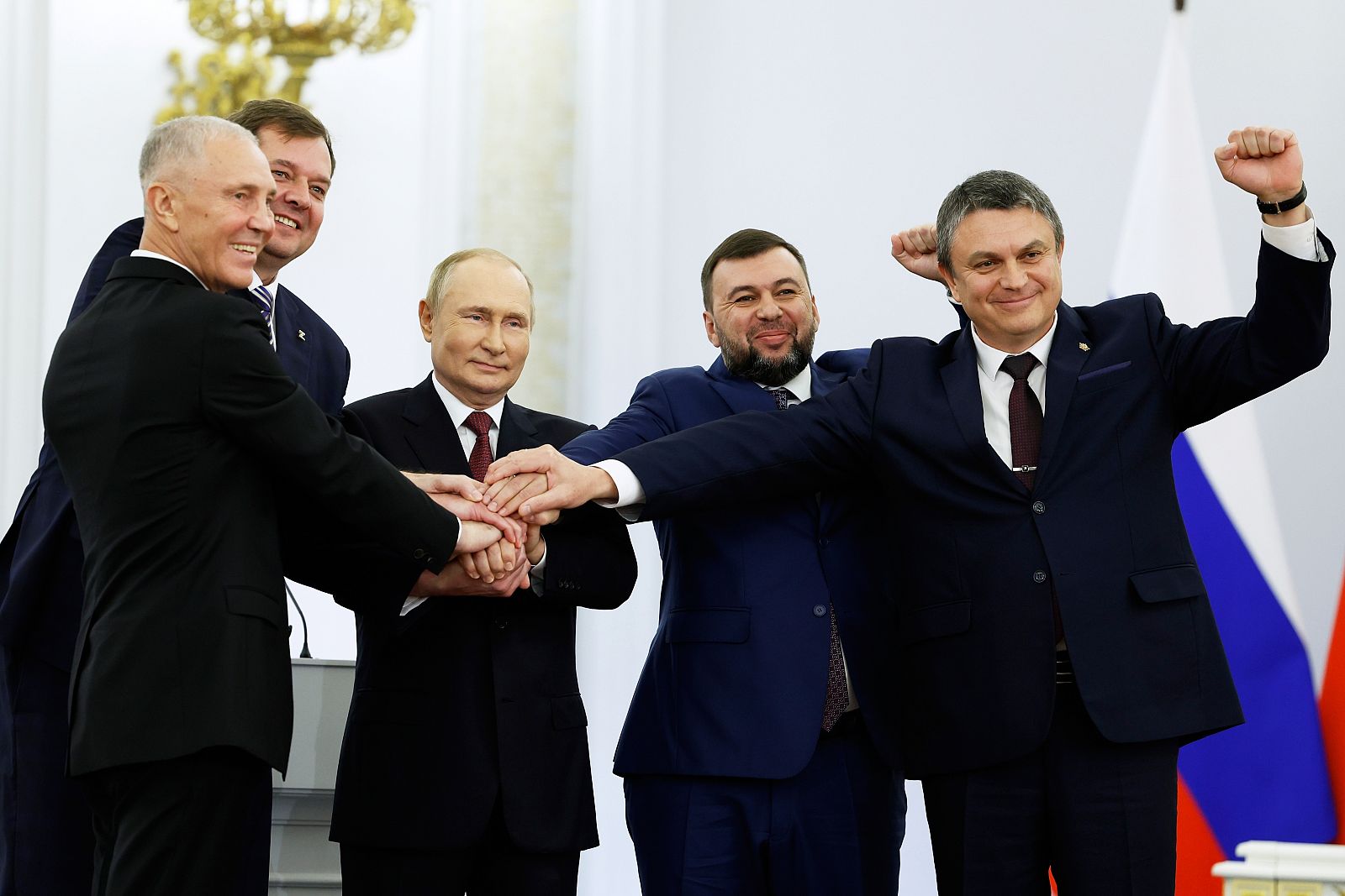 El presidente ruso, Vladímir Putin, celebra junto a los jefes designados en las cuatro regiones ucranianas ocupadas